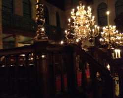 When you get inside the building, he would notice a longitudinal Iberian-Sephardic type interior. Never forget to see the two enormous brass chandelie